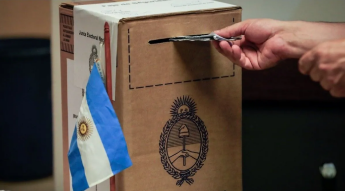 La oposición presentó una ley para desdoblar las elecciones bonaerenses y suma presión a Kicillof El diputado bonaerense del monobloque Derecha Popular, Juan Esper, presentó una ley de desdoblamiento para las elecciones en la provincia de Buenos Aires.