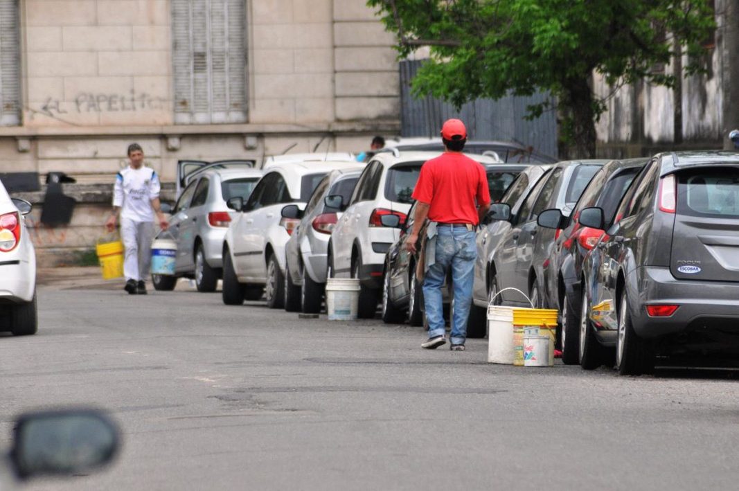 El senador del PRO, Guillermo Montenegro, propuso incorporar nuevas contravenciones al Código de Faltas provincial para sancionar a trapitos y cuidacoches.