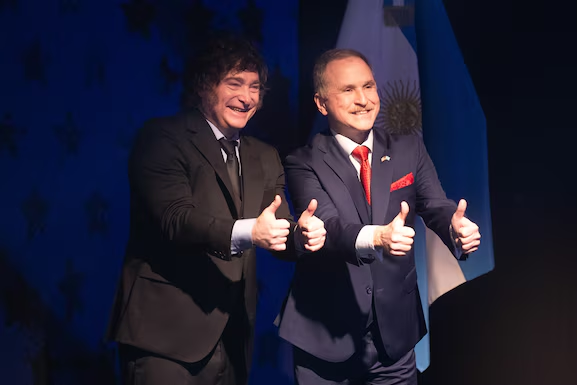 El presidente Javier Milei con el embajador de Estados Unidos, Peter Lamelas.