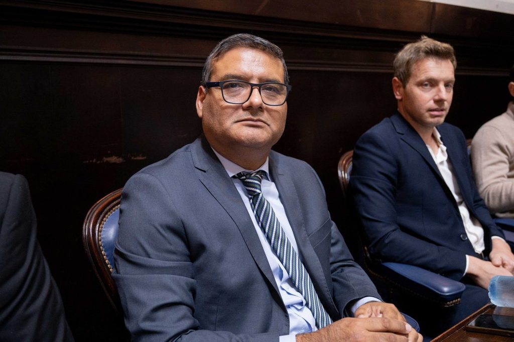 El legislador de LLA, Luis Ontiveros profundiza la discusión para eliminar el límite de edad para el ingreso titular a la docencia bonaerense.