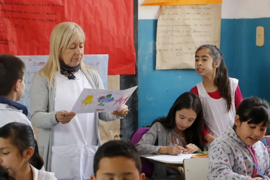 El proyecto libertario apunta a derogar el inciso del Estatuto del Docente bonaerense que fija un tope de 50 años para acceder a una titularidad.