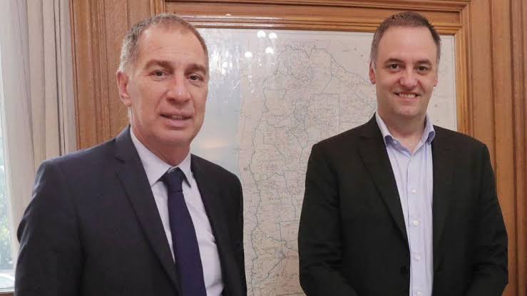 Manuel Adorni junto a Diego Santilli, antes de que este último reemplace al primero en la Jefatura de Gabinete.