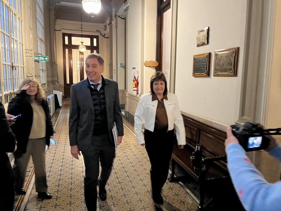 Diego Santilli desembarcó en el Senado para buscar los votos que permitan reducir los beneficios de Zona Fría.