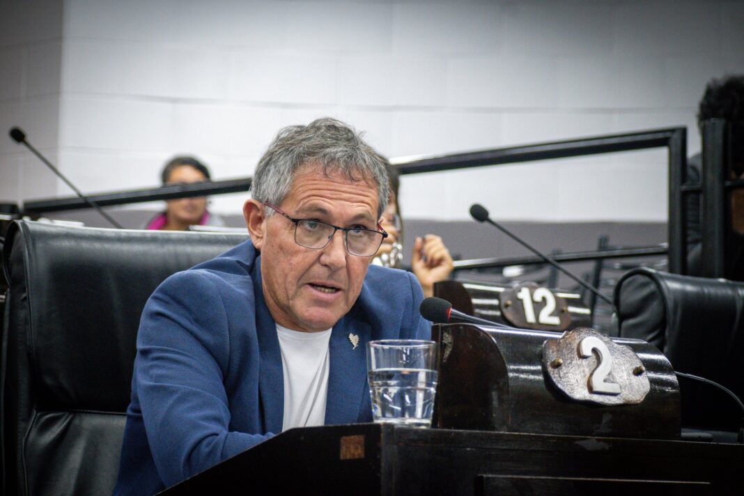 Apenas una semana después de asumir como presidente de bloque en Quilmes, el concejal libertario, Ricardo Rij, abandonó el espacio y se sumó al armado de Sergio Massa.