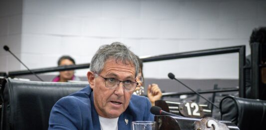 Apenas una semana después de asumir como presidente de bloque en Quilmes, el concejal libertario, Ricardo Rij, abandonó el espacio y se sumó al armado de Sergio Massa.