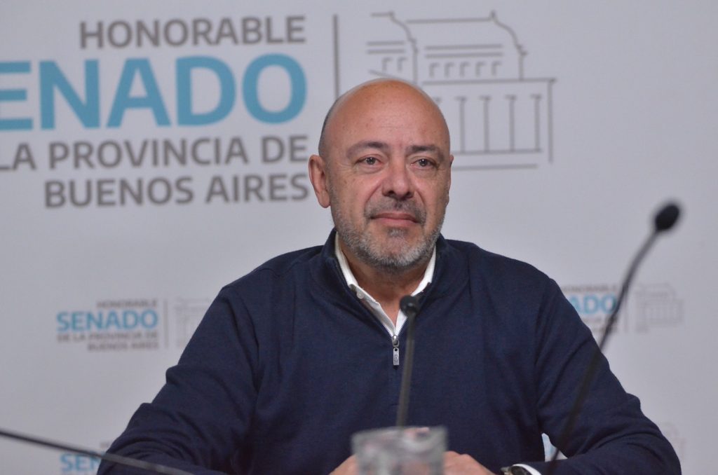 El legislador oficialista Adrián Santarelli preside la comisión de Relaciones Internacionales y Comercio Exterior del Senado bonaerense.