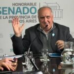 Un senador peronista levantó la mano y le puso nombre al sucesor de Axel Kicillof El senador provincial de Fuerza Patria, Pedro Borgini, anotó al intendente de La Plata, Julio Alak, en la danza de nombres para una eventual candidatura como gobernador bonaerense.