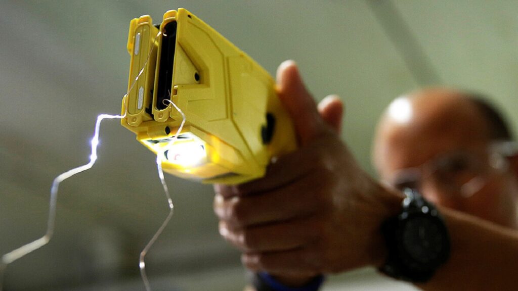 Así son las pistolas Taser que el legislador de La Libertad Avanza busca sumar al armamento de la Policía bonaerense.
