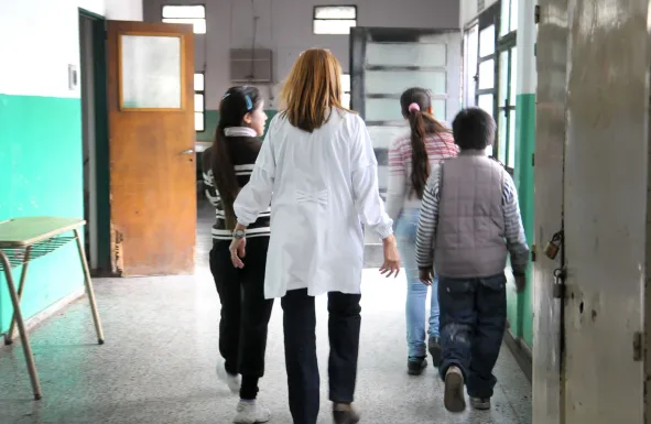 El peronismo se suma a la avanzada para eliminar la edad límite de los docentes bonaerenses El oficialista Ricardo Lissalde se suma a la avanzada legislativa para eliminar el tope de 50 años en el ingreso titular de los docentes bonaerenses.