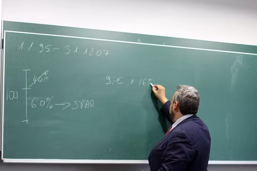 Los proyectos de Sabat, Ontiveros y Lissalde empujan una discusión transversal sobre la barrera etaria docente.
