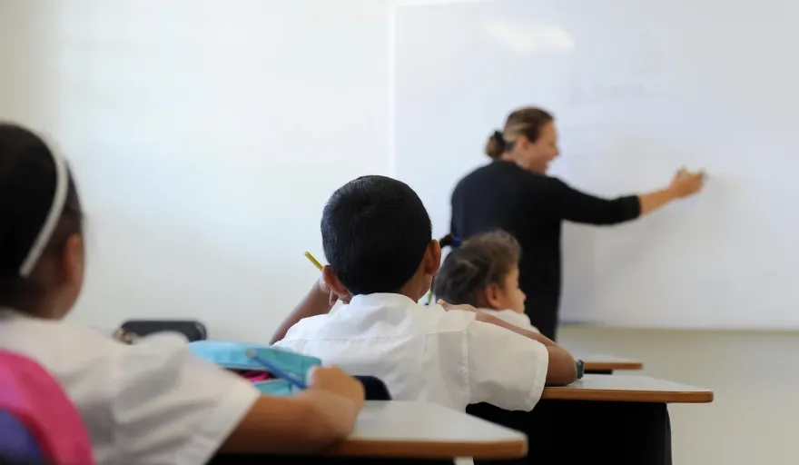 La falta de docentes, la oleada creciente de violencia escolar y las vacantes sin cubrir agravan el escenario educativo bonaerense.