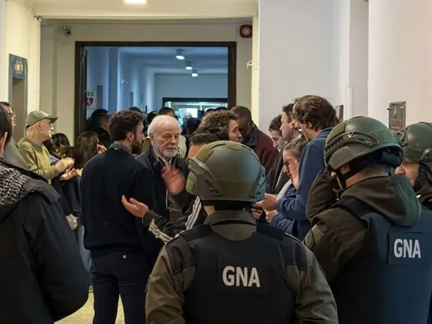 Efectivos de gendarmería irrumpieron en las instalaciones de la CNEA para impedir que los trabajadores despidos lleguen a sus puestos de trabajo.
