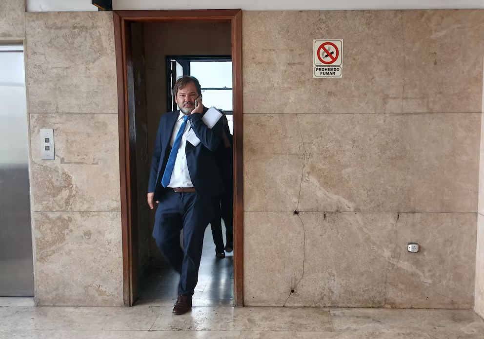 En el marco de la investigación por presunto enriquecimiento ilícito, la Justicia le prohibió al ex jefe de Gabinete libertario, Manuel Adorni, salir del país sin autorización previa. 