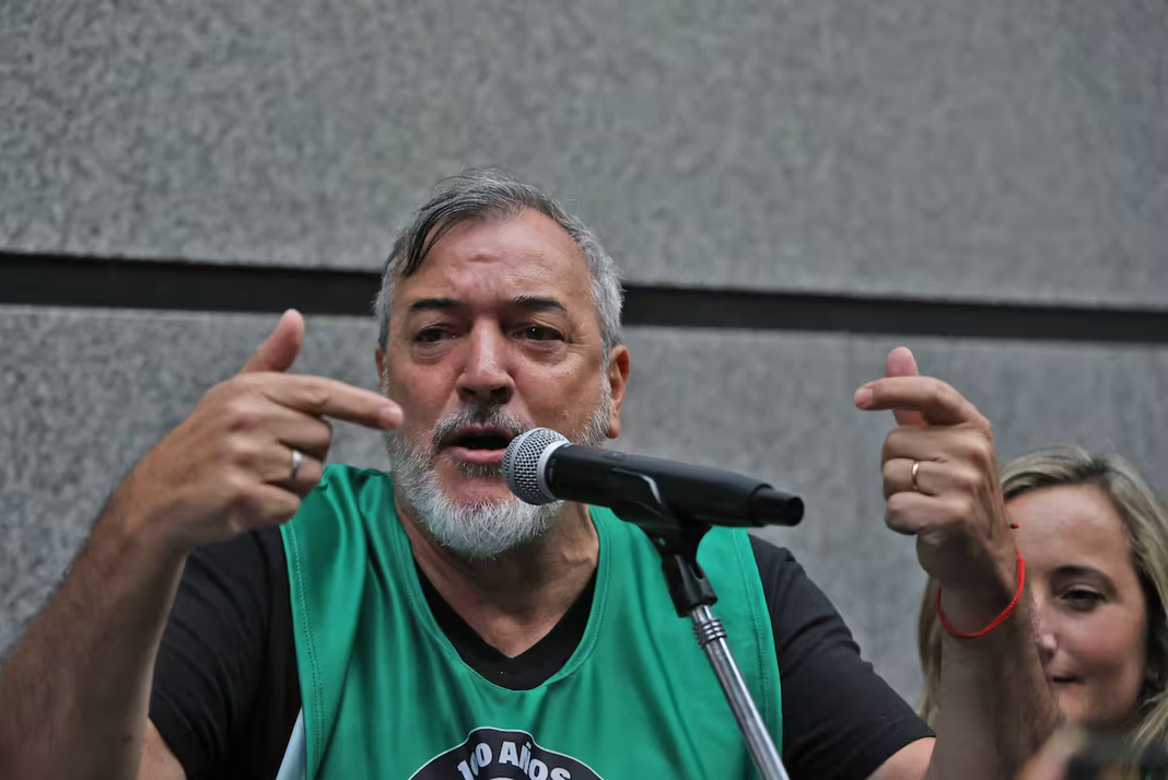 El secretario general de ATE, Rodolfo Aguiar, advirtió que el gremio analiza convocar a un nuevo paro nacional, tras un encuentro con empresarios pyme.