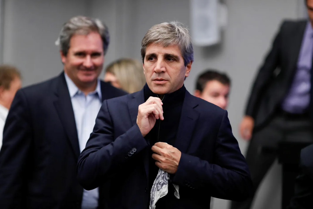 El ministro de Economía, Luis Caputo, presenta este lunes el programa financiero del Tesoro para el período 2026-2027.