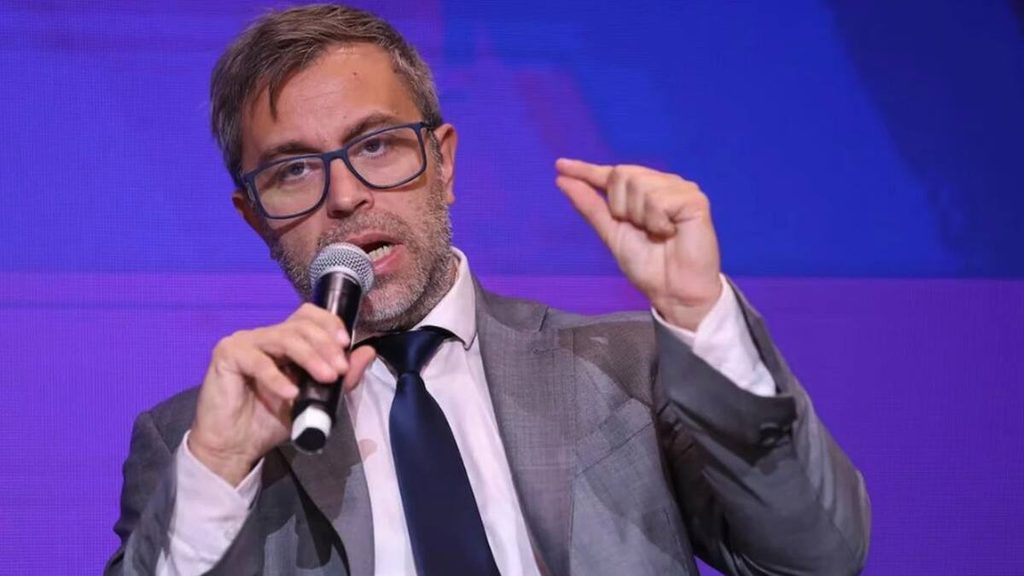 El ministro de Economía, Luis Caputo, presenta este lunes el programa financiero del Tesoro para el período 2026-2027.