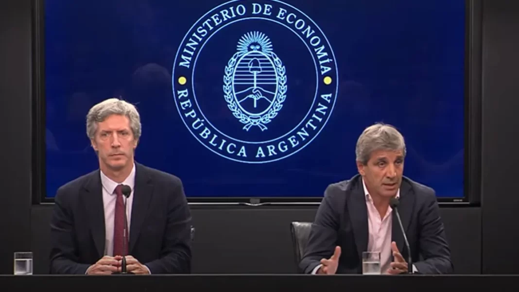 El ministro de Economía, Luis Caputo, presentó en conferencia de prensa el plan del Gobierno para afrontar los vencimientos de deuda hasta 2027.