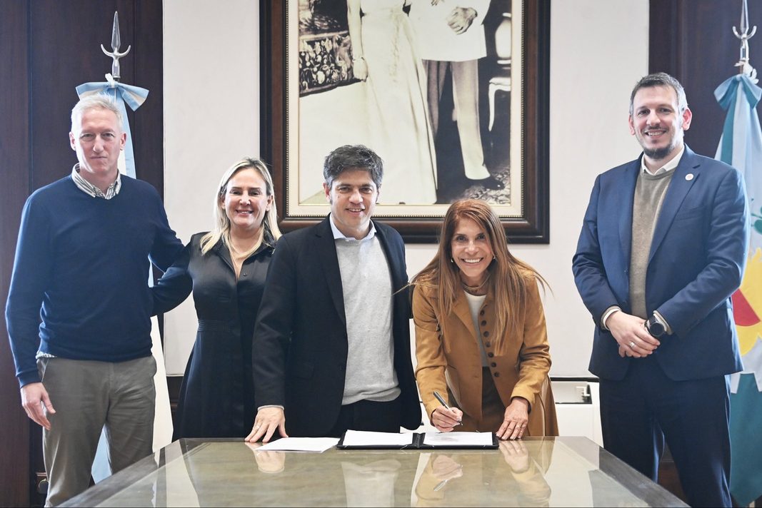 El gobernador Axel Kicillof firmó contratos de leasing con intendentes por más de $14.179 millones para la compra de bienes de capital.