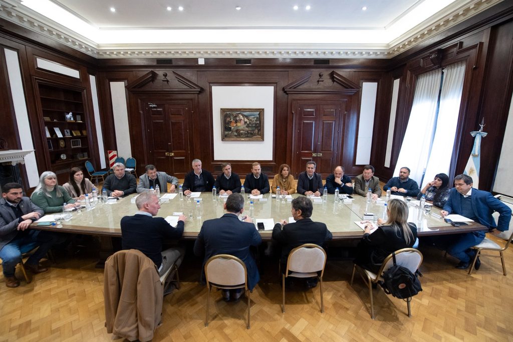 Kicillof recibió a 16 intendentes para formalizar la firma de los convenios para la compra de bienes de capital.