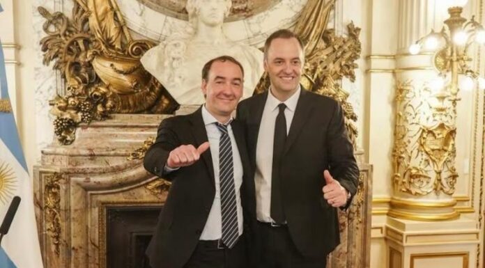 El diputado Adorni también será investigado por malversación de fondos La Justicia mete presión y complica al diputado bonaerense, Francisco Adorni, con una nueva causa sobre malversación de fondos en la obra social de las fuerzas armadas.