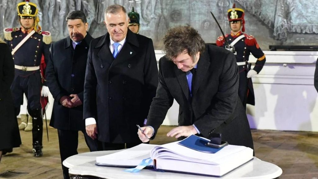 El presidente Javier Milei pretende reeditar la foto del Pacto de Mayo junto a gobernadores, tras su discurso por el Día de la Independencia. 