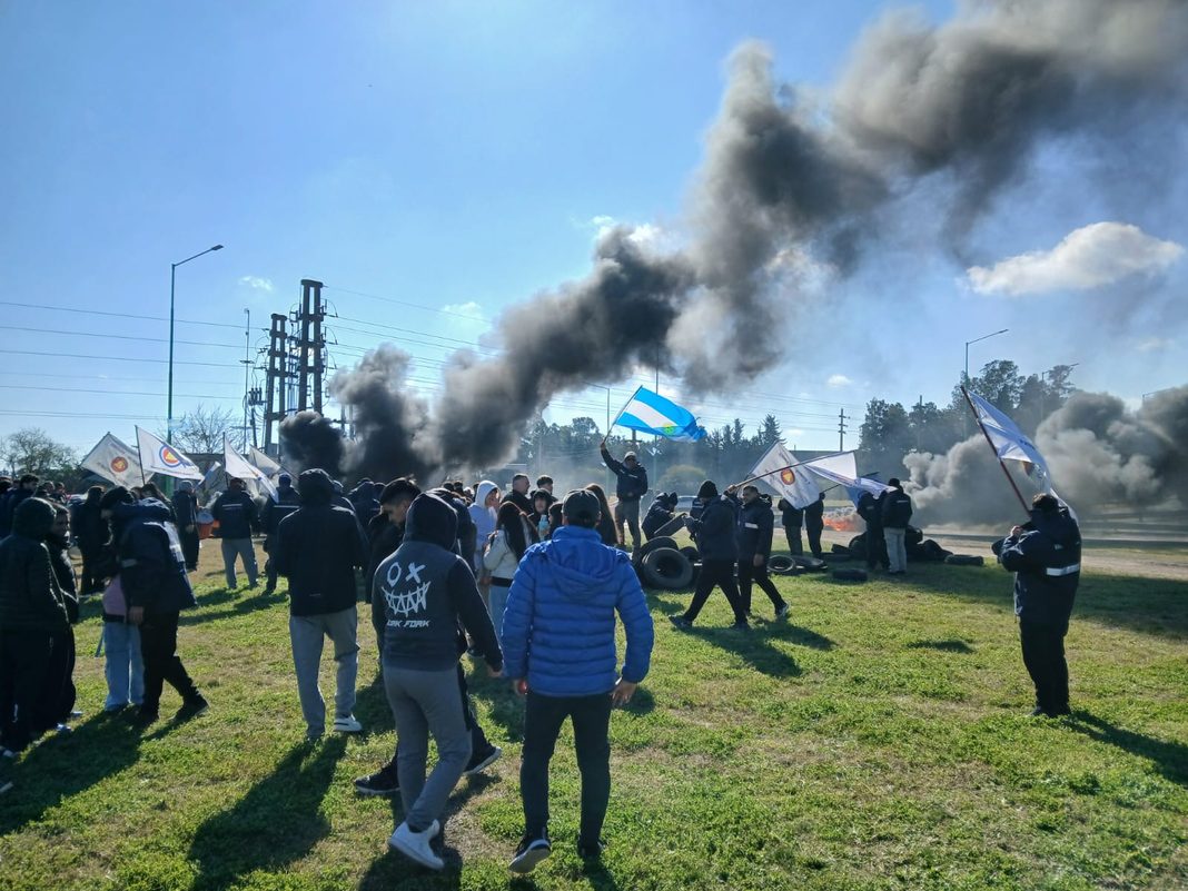 Air Liquide frenó los despidos en su planta de Campana, pero el sindicato químico advirtió por riesgos operativos y apuntó contra la reforma laboral.
