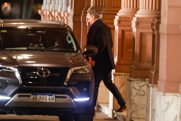 El Gobierno confirmó que Adorni mantiene la custodia oficial pese a que no es funcionario El vocero Adrian Ravier confirmó que Manuel Adorni mantiene la custodia oficial por motivos de seguridad, pese a su salida del Gobierno.