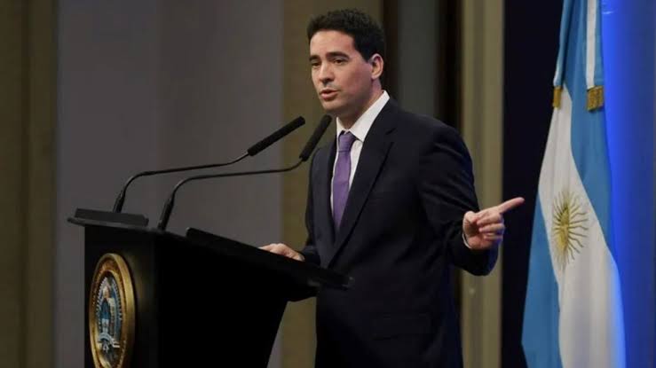 Adrian Ravier confirmó que Manuel Adorni mantiene custodia oficial por motivos de seguridad, pese a su salida y en medio de la causa por enriquecimiento ilícito.