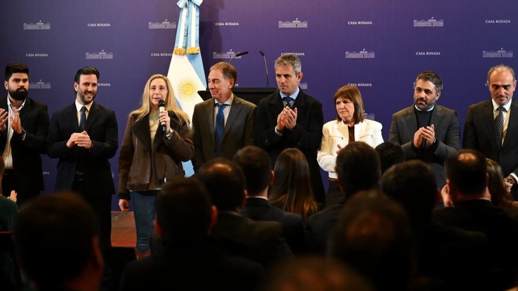 Tras la salida de Adorni, LLA reúne a su mesa política, con Diego Santilli al frente de la estrategia para destrabar la agenda en el Congreso.