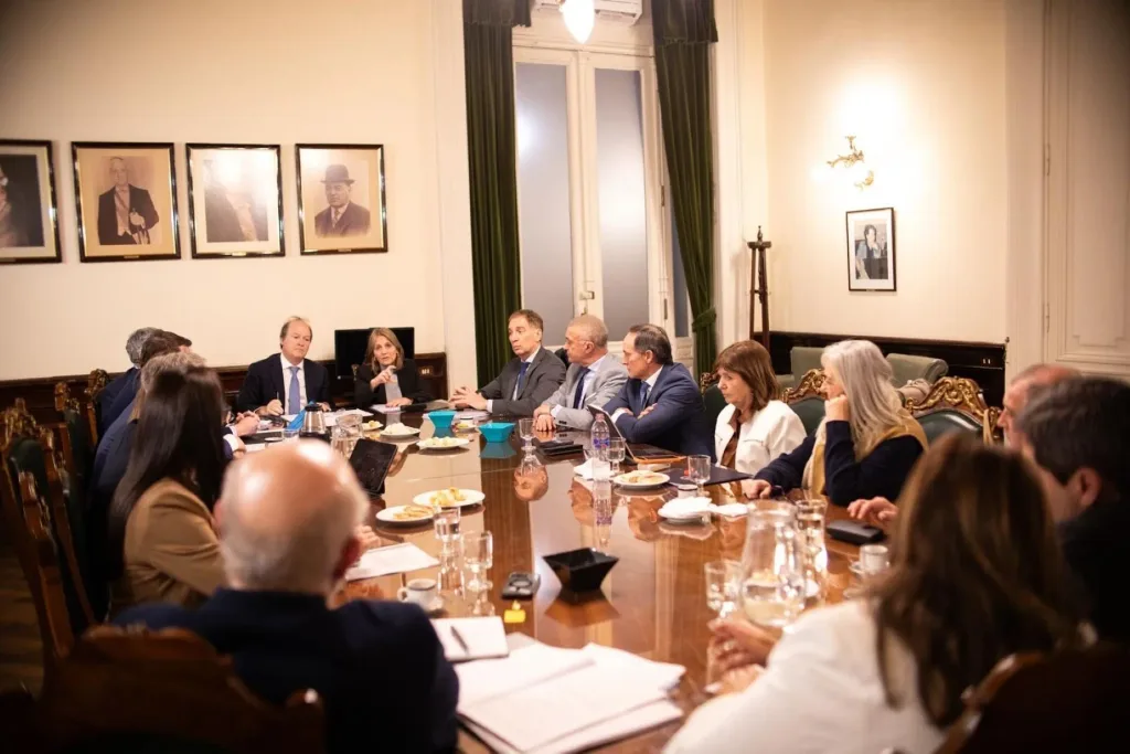 El nuevo jefe de Gabinete libertario se reunió con Bullrich y legisladores aliados para apuntalar los cambios en Zona Fría, una de las prioridades del Gobierno en materia legislativa.