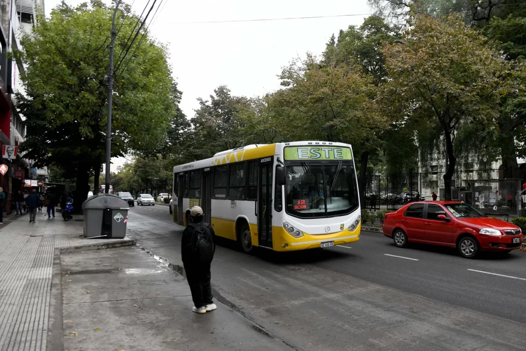 La UTA amenaza con convocar un paro de colectivos si las empresas de transporte no ofrecen un aumento salarial para los choferes.