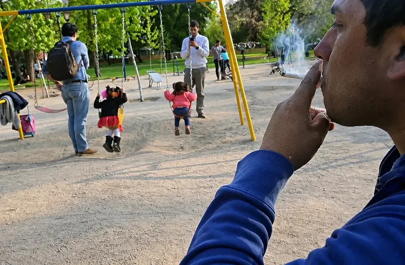 Ricchini advirtió que la exposición al humo de tabaco en plazas y parques afecta especialmente a niños y adultos no fumadores.