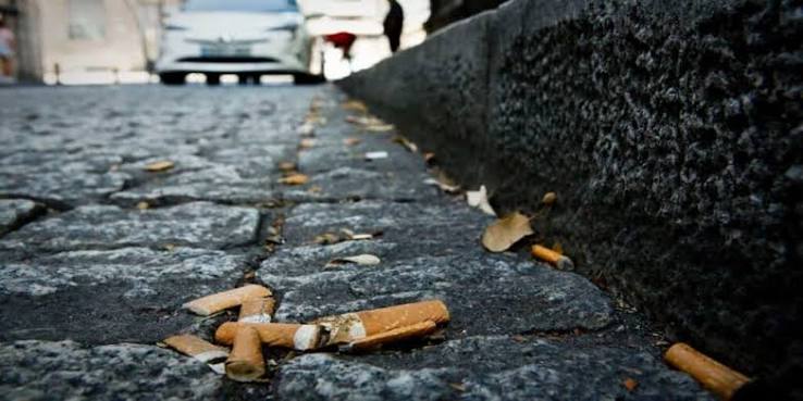 El proyecto del PRO busca prohibir el arrojo de colillas y filtros en espacios públicos por su alto impacto ambiental.