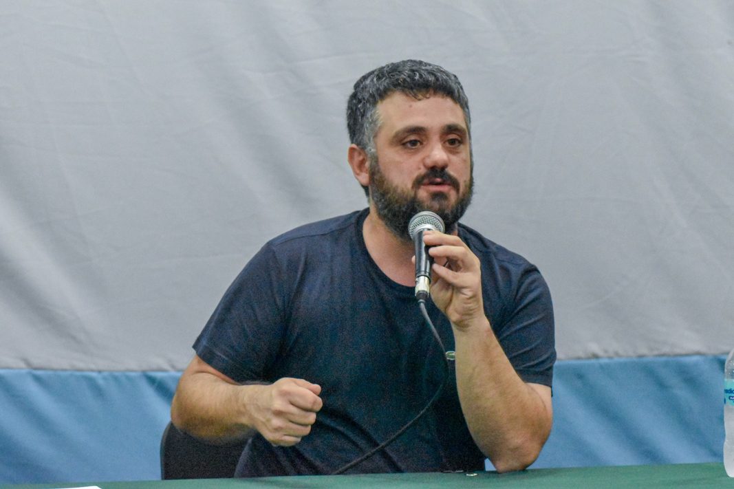 El camporista Facundo Tignanelli cargó contra Kicillof por su distancia de Cristina Kirchner y reclamó una 