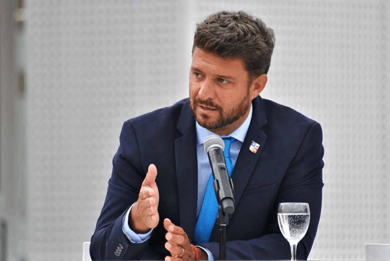 Tras dos mandatos al frente del municipio, el diputado bonaerense, Diego Nanni, renunció este miércoles de manera definitiva a la intendencia de Exaltación de la Cruz. 