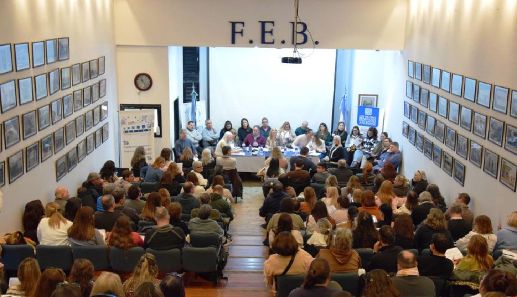 Tras rechazar la primera oferta, gremios de estatales y docentes bonaerenses aceptaron la nueva propuesta de 5% de aumento en julio y otro 2% en agosto.