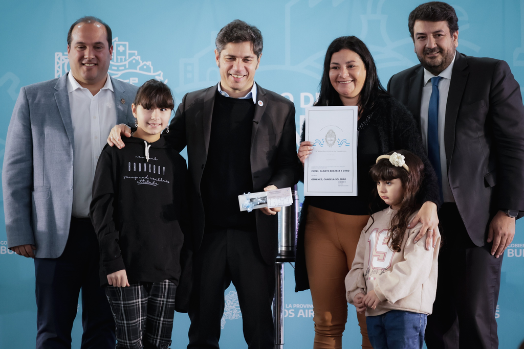 El intendente de Trenque Lauquen, Francisco Recoulat, celebró la inauguración de un nuevo centro de salud y la entrega de más de 400 escrituras para las familias del distrito. 