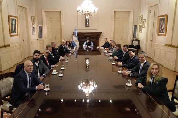 Milei reunió a su Gabinete para trazar la hoja de ruta de la reforma al Banco Central El presidente Javier Milei reunió a funcionarios y legisladores para avanzar en el segundo semestre con la reforma a la carta orgánica del Banco Central.