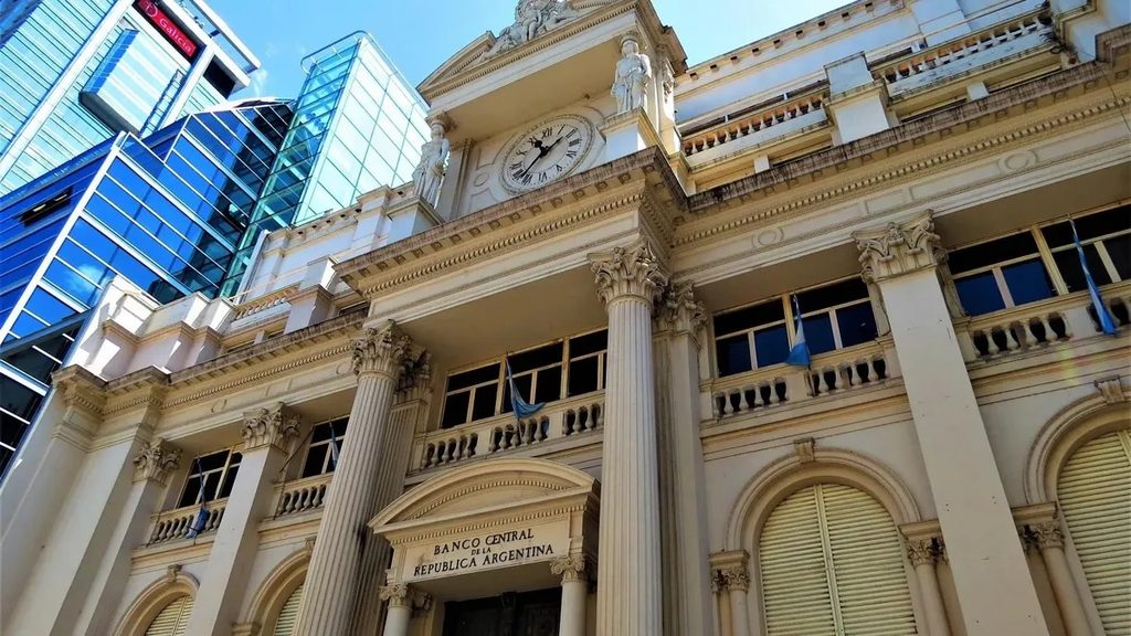 La intención del Gobierno nacional es sumar restricciones para la emisión de moneda del Banco Central.