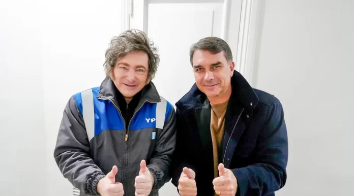 Milei llega a Brasil para apoyar la candidatura de Flavio Bolsonaro El presidente Javier Milei viajará a Brasil para dar el presente en el lanzamiento oficial de la candidatura presidencial del ultraderechista Flavio Bolsonaro. Los detalles de la agenda.