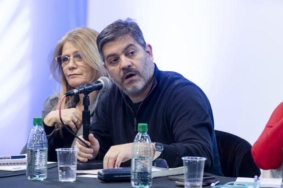 El MDF esquivó la interna con La Cámpora, pero cuestionó la “falta de coordinación” en la Legislatura Tras las críticas de Máximo Kirchner a Kicillof, el ministro de Gobierno bonaerense, Carlos Bianco, relativizó la interna y manifestó la necesidad de competir en 2027 con un "candidato único".