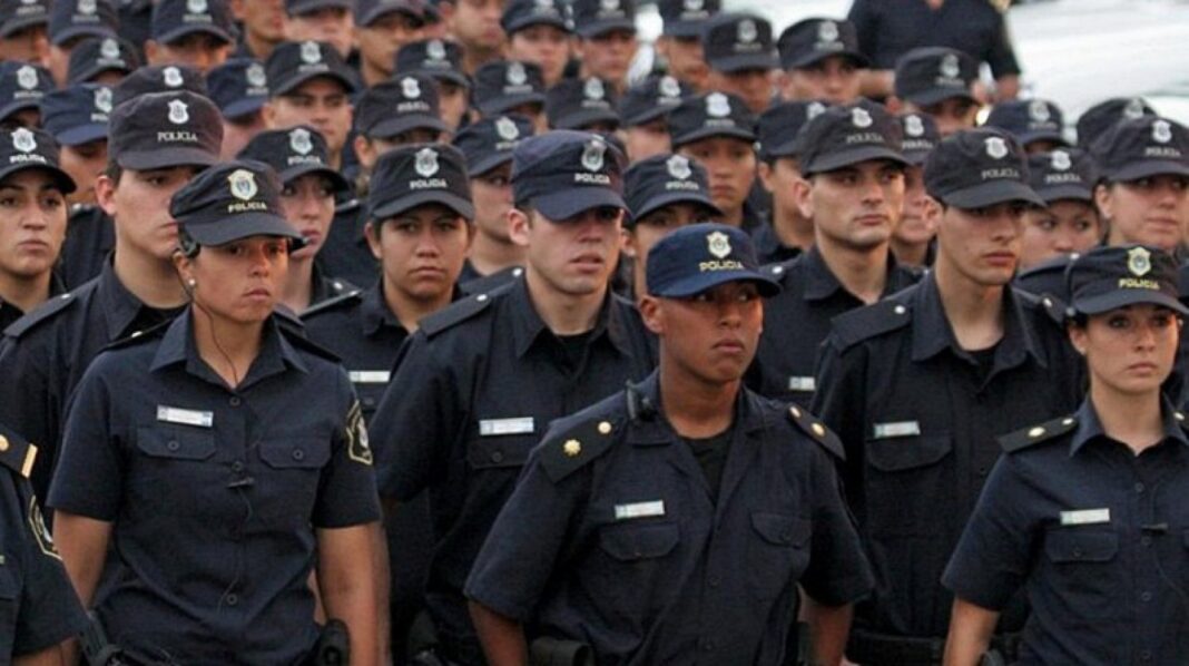 Al igual que a los estatales y docentes de la Provincia, el Gobierno de Axel Kicillof le otorgará un 7% de aumento a los oficiales de la Policía bonaerense.