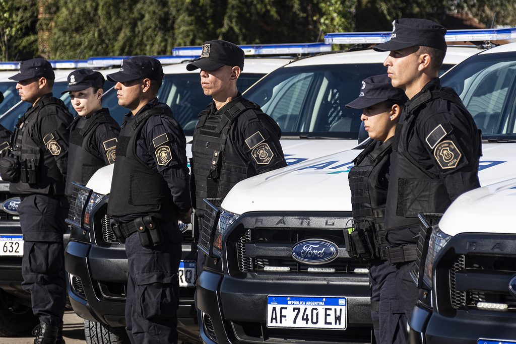 Como la ley no permite que la Policía bonaerense acuda a paritarias, el Gobierno de Kicillof oficializará un incremento igual al que cerró con los docentes y estatales bonaerenses. 