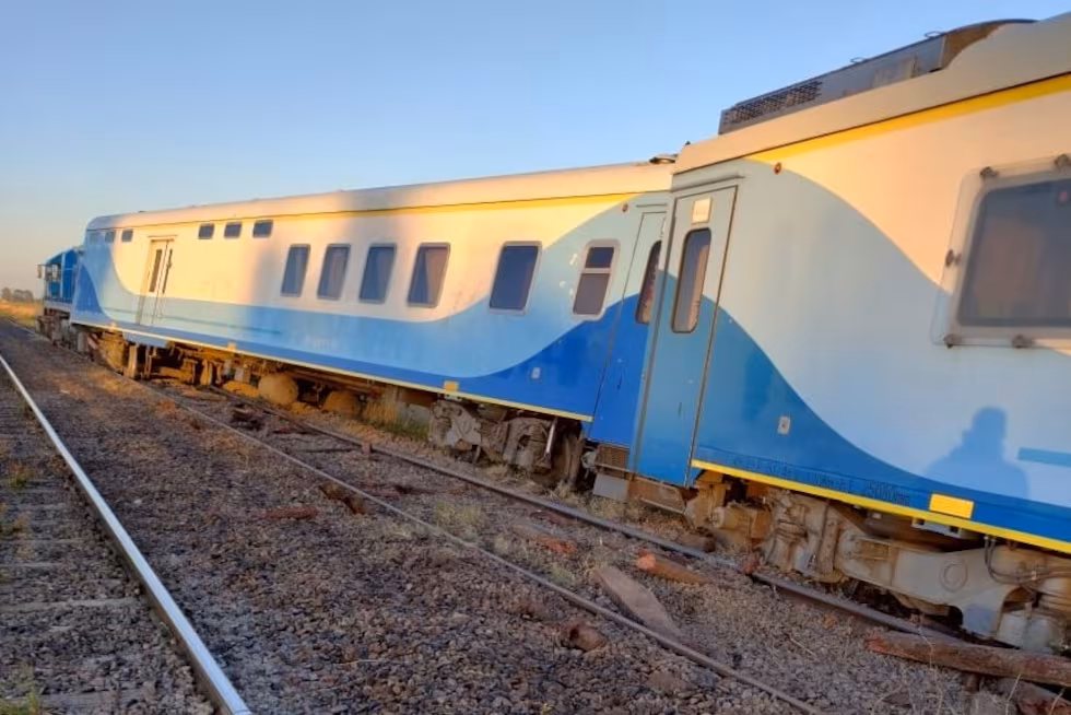 Así quedó el tren que salió de Constitución a Bahía Blanca tras descarrilar en Olavarría. 