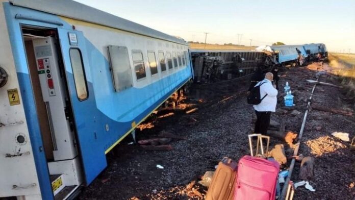 Tras una serie de descarrilamientos provocados por el deterioro de las vías, el Gobierno dispuso el cierre definitivo del ramal Buenos Aires-Bahía Blanca.

