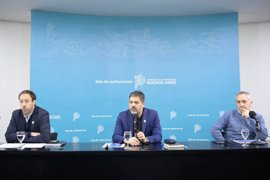 Pablo López, Carlos Bianco y Andrés Larroque fueron los encargados de encabezar la nueva conferencia de prensa del Gobierno bonaerense. 