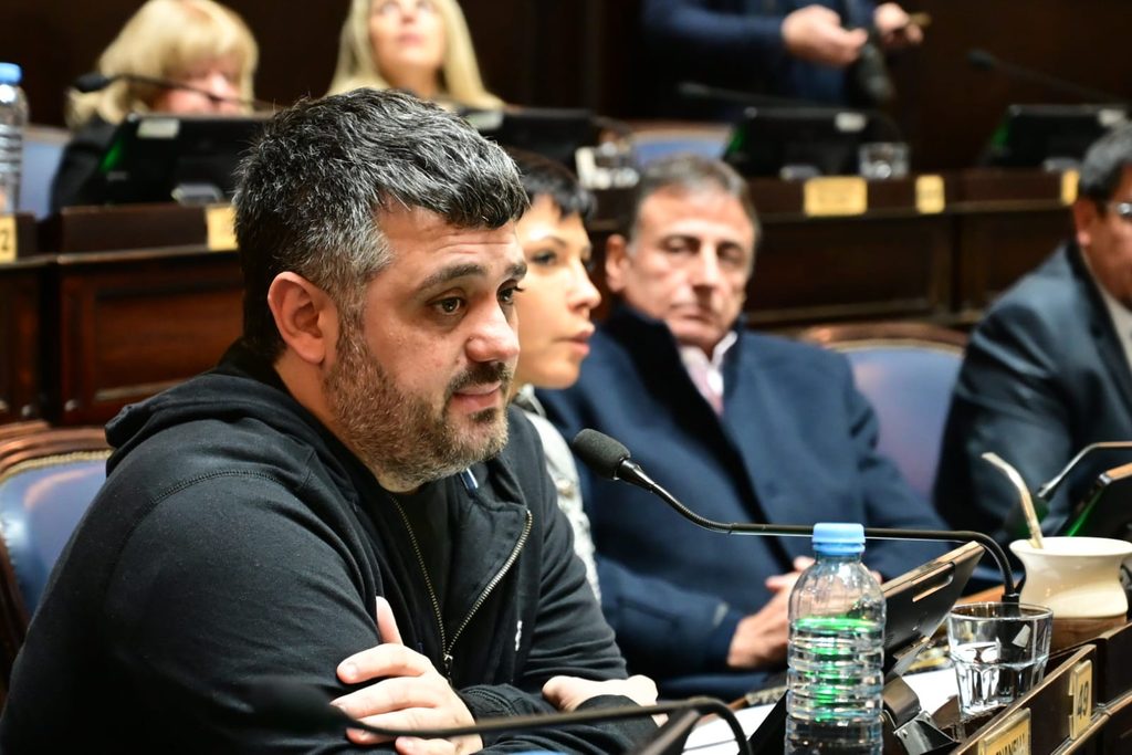 El jefe de bloque de Fuerza Patria, el camporista Facundo Tignanelli, cruzó al diputado libertario, Nahuel Sotelo.