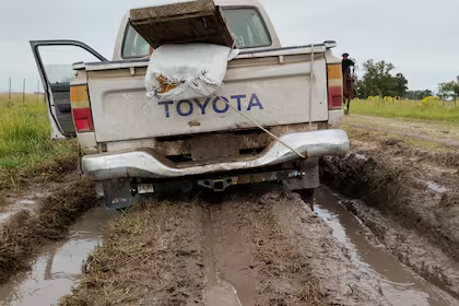 Productores del sudoeste bonaerense advierten que no pueden sacar las cosechas por el mal estado de los caminos rurales, tras las lluvias extraordinarias de mayo.