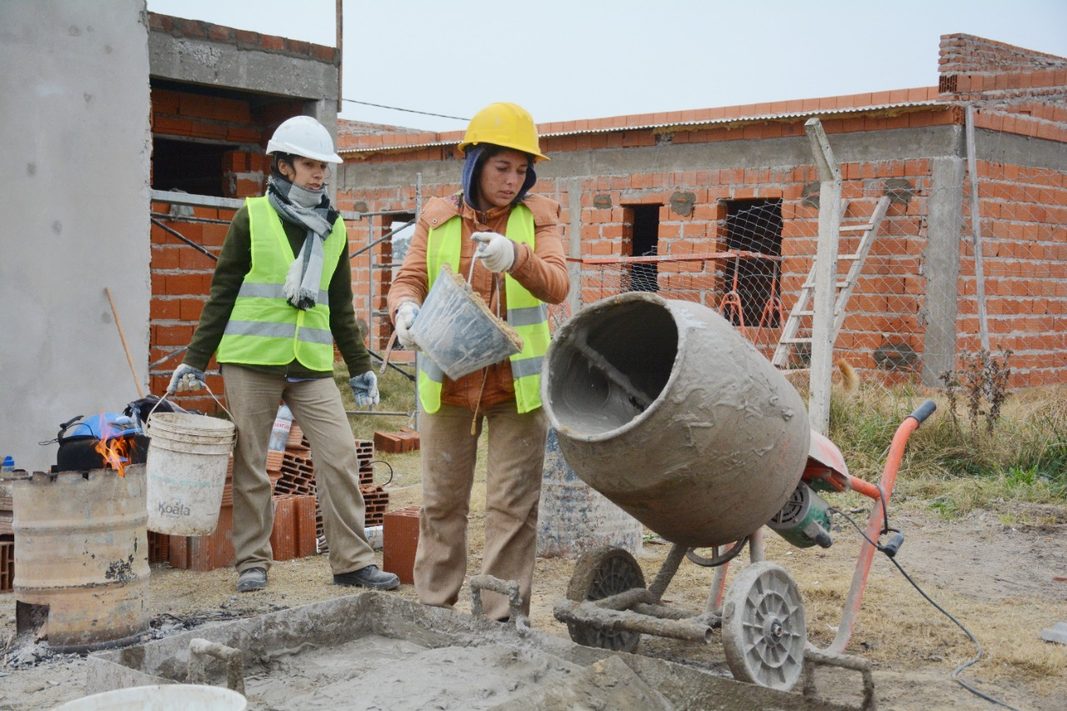 La camporista Fernanda Raverta presentó “Nosotras Construimos”, un proyecto de cupo laboral femenino del 10% en la construcción bonaerense.