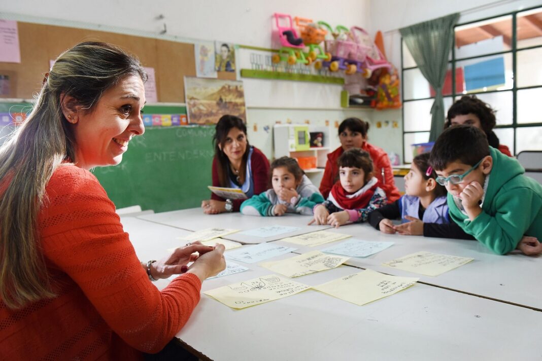 El senador del PRO, Pablo Petrecca, presentó una iniciativa para que los EOE de todas las escuelas bonaerenses incorporen psicólogos de manera obligatoria.